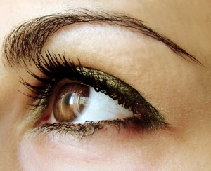 Using Contacts With Eye Makeup 2
